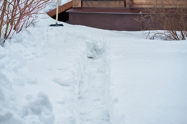 田舎の冬の田舎の素朴なシーン、たくさんの雪と家の一部