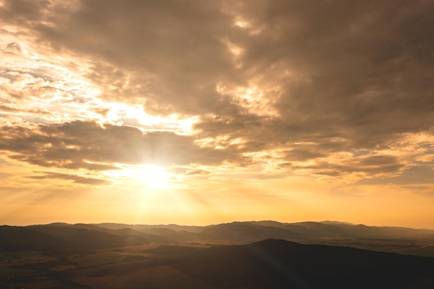 Tramonto di scena rurale nella sera d'estate del prato