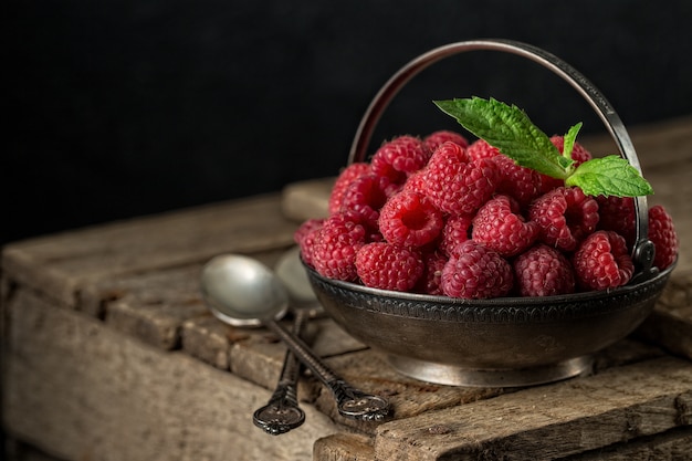 Photo rural still life with raspberries on rustic  table