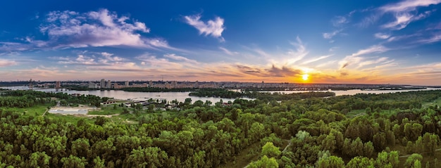 写真 田舎の夏の夕日