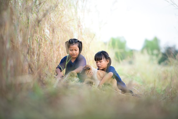 タイの田舎では小さな女の子が一緒に楽しみに遊び一緒に笑います