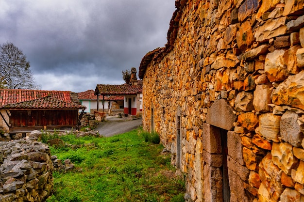 Photo rural village of bustariega  street with abandoned houses