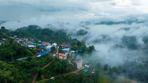 タイの北の ⁇ 谷の朝の霧の丘の田舎の村