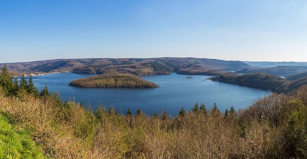 Панорама озера Рурзее в национальном парке Эйфель