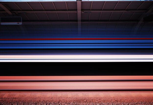 Foto rushing trein op het treinstation abstracte achtergrond