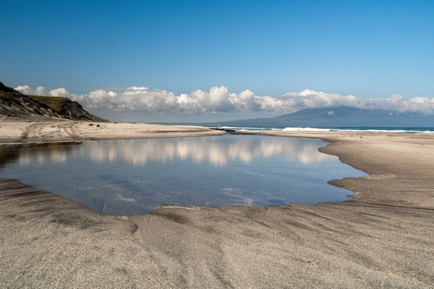 Rusland, Koerilen-eilanden, Iturup-eiland, een kust van de Zee van Ochotsk.