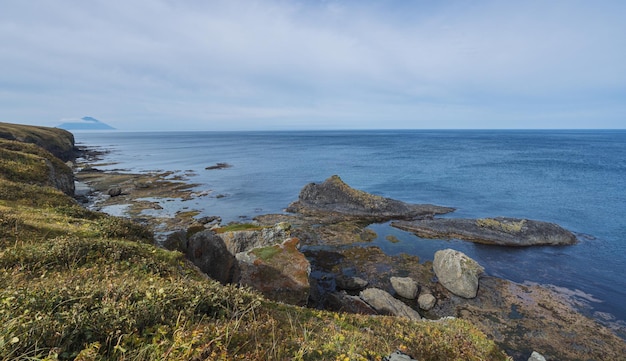 Rusland, Koerilen-eilanden, Iturup-eiland, kust van de Zee van Ochotsk.