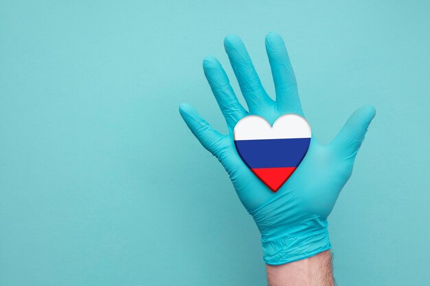 Rusland medische gezondheid hart verpleegster hand met land hart vlag