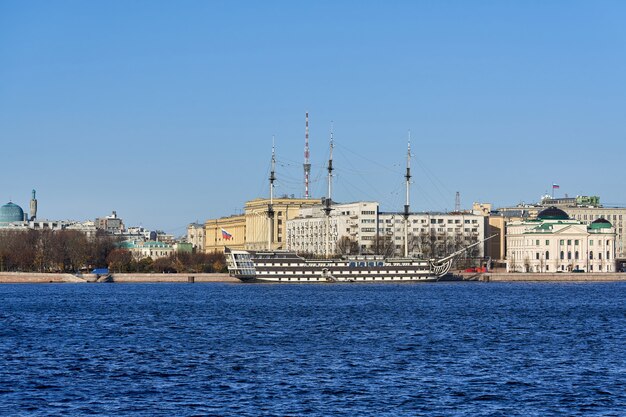 Rusland Sint-petersburg een oud zeilschip aan de oever van de rivier de neva