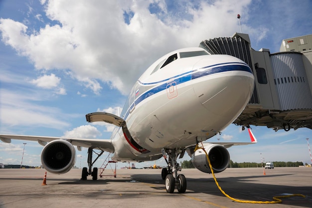 Rusland Sint-Petersburg Het vliegtuig staat op de luchthaven van Pulkovo Infrastructuur van de luchtvaartindustrie