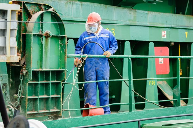 Rusland Sint-Petersburg mei 2021 Een arbeider in een marine-uniform op het dek van een olietanker in de baai in de haven