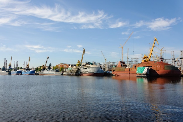 Rusland sint-petersburg mei 2021 sea cargo port kranen en schepen