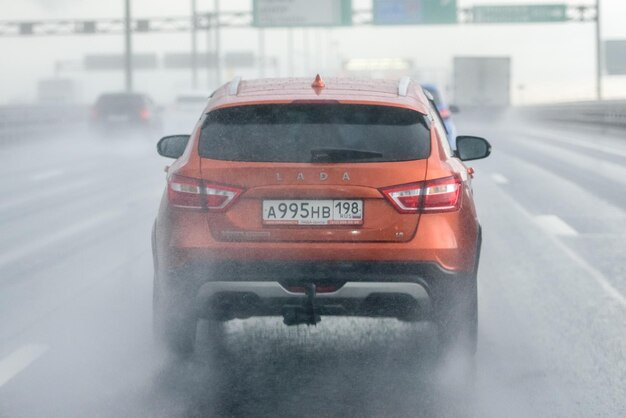 Rusland St. Petersburg 26 augustus 2020 verkeer op de rondweg tijdens de regen Slecht weer en rijden