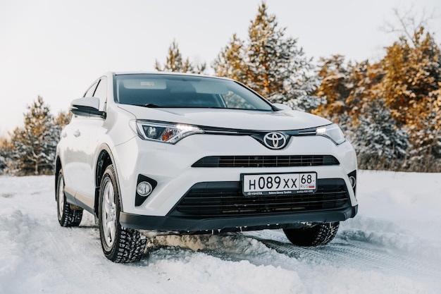 Rusland Tambov 17012021 RAV4-crossover in het winterbos