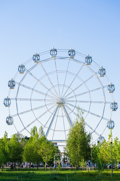 Rusland, Voronezh, 1 mei 2018. Reuzenrad in het Park.