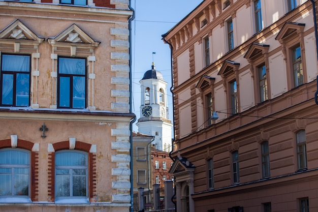 Rusland. Vyborg. 03.03.2021 Architectuur van de stad op een zonnige dag. Hoge kwaliteit foto