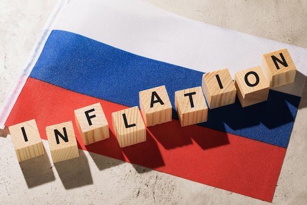 Фото Флаг россии и деревянные кубики с текстом, концепция на тему инфляции в стране
