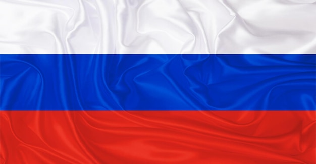ロシア の 旗 が 風 に 掲げ られ て いる