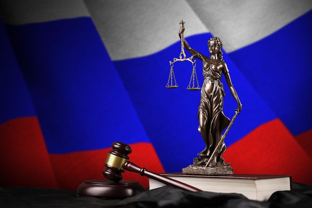 Фото Флаг россии со статуей конституции дамы правосудия и молотком судьи на черной драпировке концепция суждения и вины