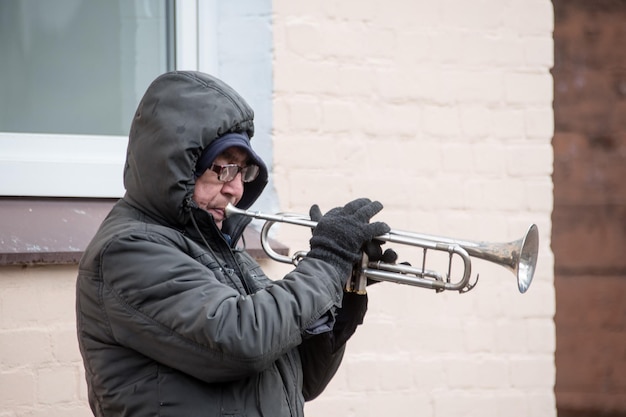 Foto russia gatchina novembre 2018 musicista di strada