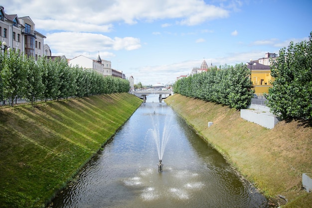 ロシアカザン2018年8月25日晴れた夏の日に市内中心部に橋と噴水があるブラク水路のビュー