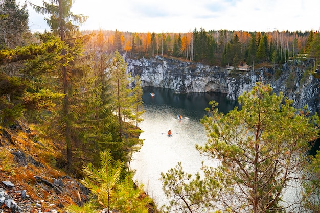 ロシアの大理石の峡谷カレリア共和国の自然の風景ロシアの風景黄金の秋