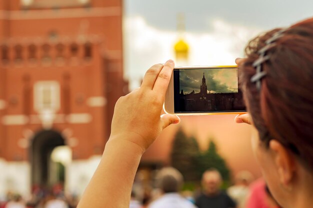 러시아 모스크바 2018년 8월 4일 전화 사설에서 소녀는 모스크바의 붉은 광장을 촬영했습니다.