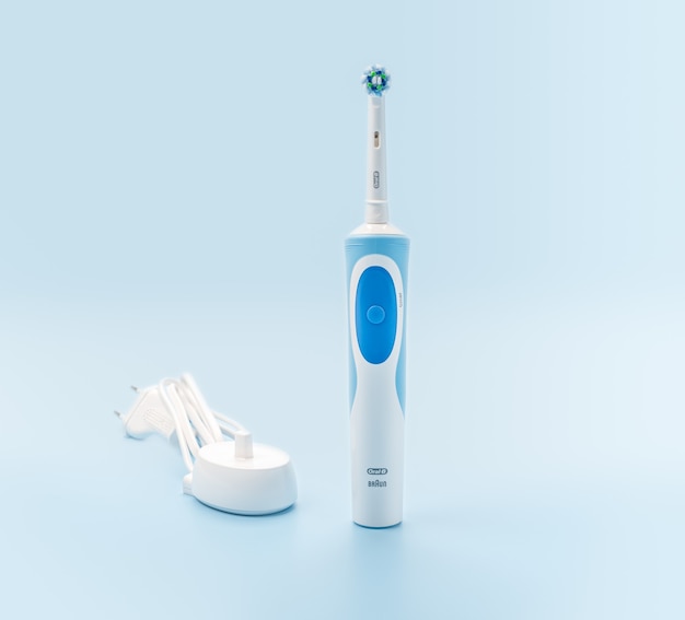 러시아, 모스크바, 2021년 7월 22일: Braun Oral-B 칫솔 충전식 전동 칫솔 세트(충전기 포함). 초음파 스마트 칫솔을 사용하여 전문적인 구강 관리와 건강한 치아. 정사각형