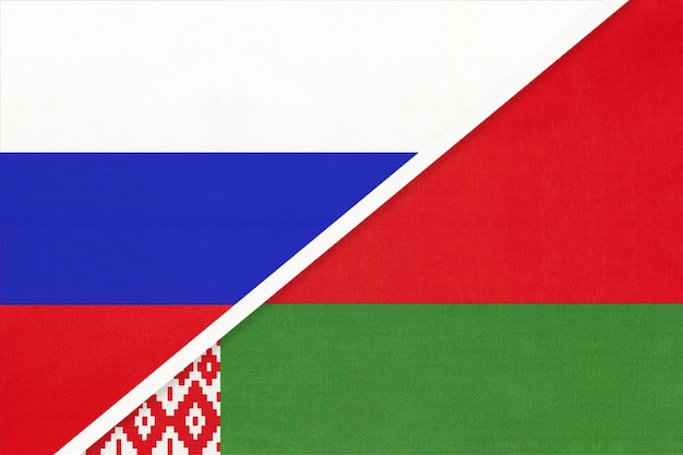 Россия или Российская Федерация против национального флага Республики Беларусь из текстиля Отношения партнерства и экономики между двумя европейскими и азиатскими странами