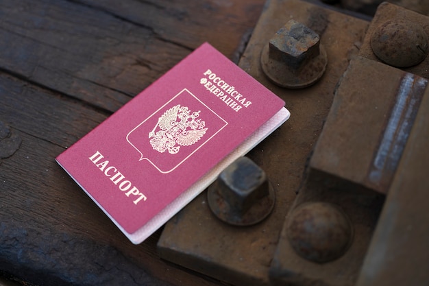 Фото Паспорт россии на рельсах. утерянный документ. фото высокого качества