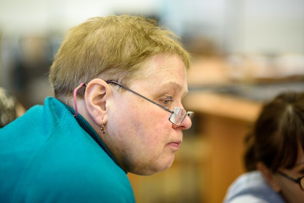 ロシアサンクトペテルブルク2020年2月8日レジャーセンターの教室で眼鏡をかけた年配の女性