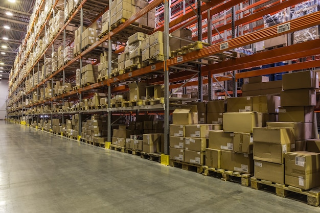 Photo russia, saint-petersburg, may 2017 - interior of warehouse with racks full of boxes and goods