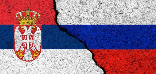 Sfondo delle bandiere di russia e serbia diplomazia e conflitto politico e concorrenza partenariato e concetto di cooperazione foto