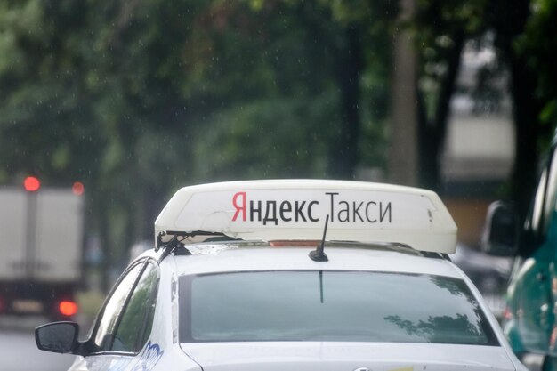 ロシアサンクトペテルブルク2020年8月26日雨の中の車の屋根quotYandextaxiquot悪天候と運転