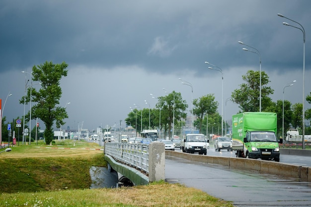 ロシアサンクトペテルブルク2020年8月26日車で高速道路と雨天でサンクトペテルブルクから出発