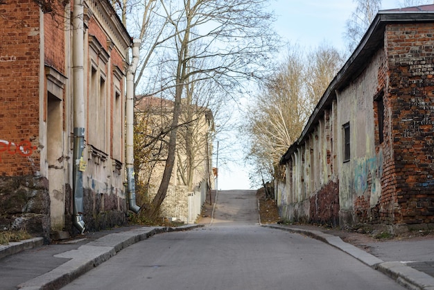 ロシアVyborg06112019Vyborg市の通りと古い家屋