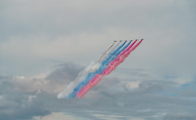 ロシア空軍機は、海軍の日を祝ってサンクトペテルブルクの空にロシア国旗の色を塗ります。高品質の写真