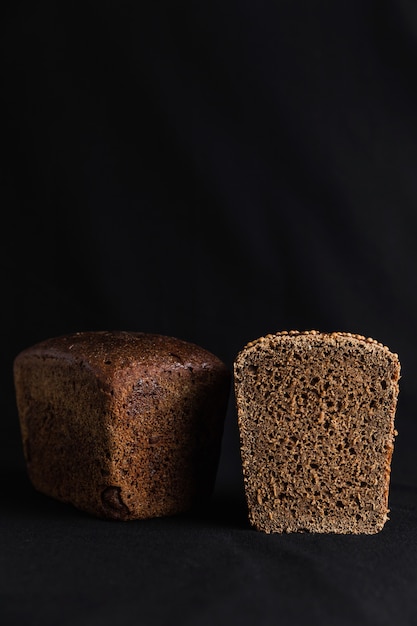 Русский черный хлеб на черном фоне