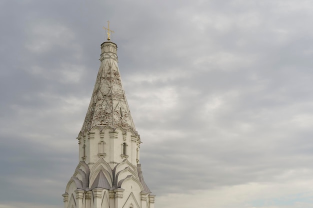 Chiesa ortodossa cristiana russa con cupole e una croce contro il cielo ortodossia russa