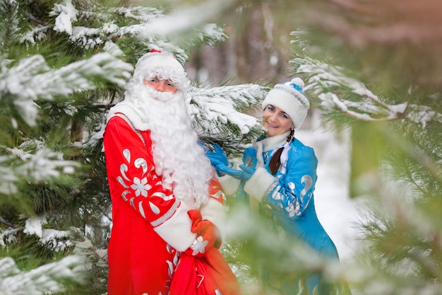 Personaggi natalizi russi: ded moroz (father frost) e snegurochka (snow maiden) con borsa regalo