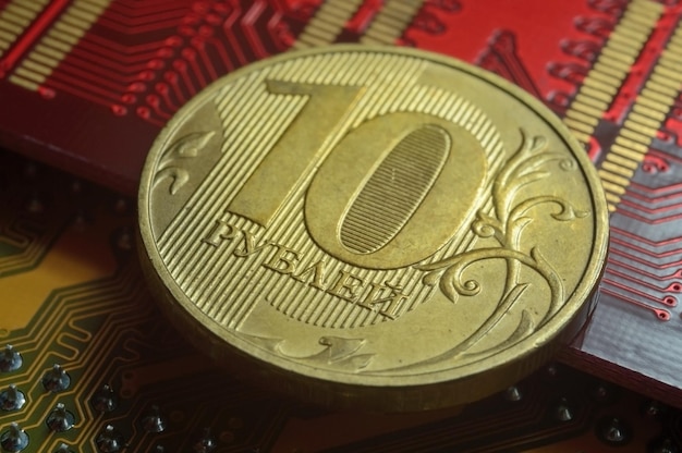 写真 額面 10 ルーブルのロシアの硬貨は、マイクロ回路の中にあり、ロシアの電子機器の価格設定を示す概念です。