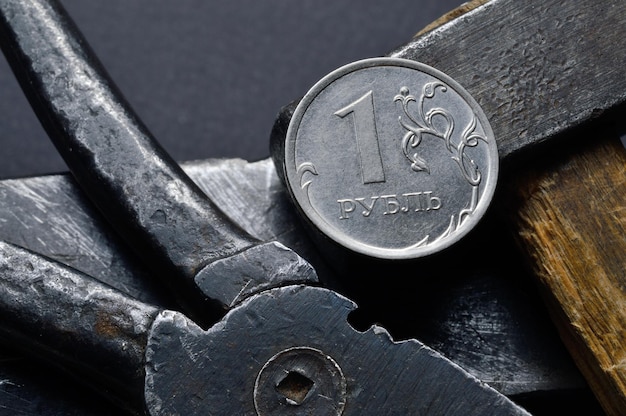 액면가가 1루블인 러시아 동전과 동전 quot1루블쿼트에 있는 텍스트의 오래된 작업 도구 근접 번역