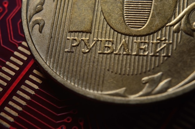 La moneta russa con un valore nominale di 10 rubli si trova tra i microcircuiti il concetto dell'economia digitale della russia