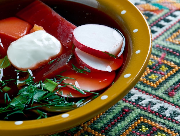 Foto zuppa fredda russa di barbabietola smolensk chlodnik