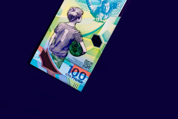 暗い背景に新しいロシア通貨100ルーブル