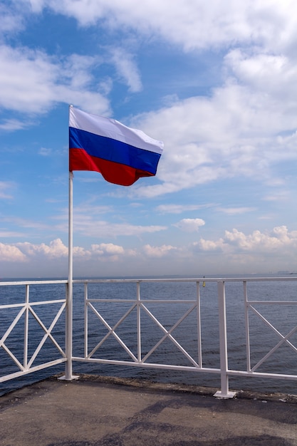 Photo russian flag on the flagpole waving