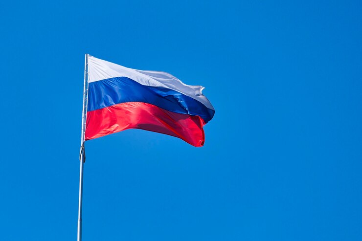 Российский флаг развевается на шесте