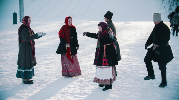 屋外で踊るフェルト ブーツのロシアの民族の人々