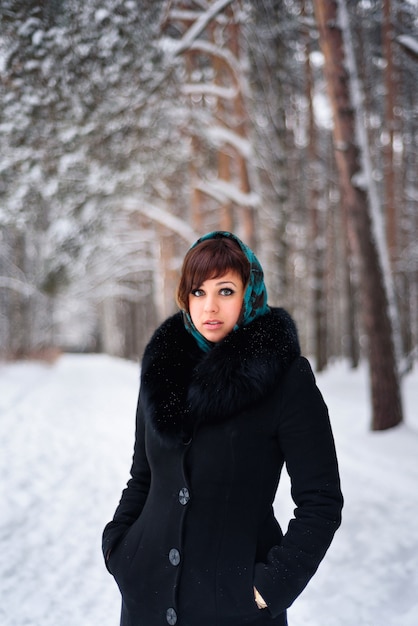 Ragazza russa in cappotto e sciarpa in inverno freddo