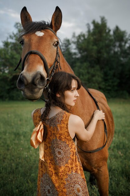 Foto ragazza russa a cavallo, natura primaverile, uomo e animale